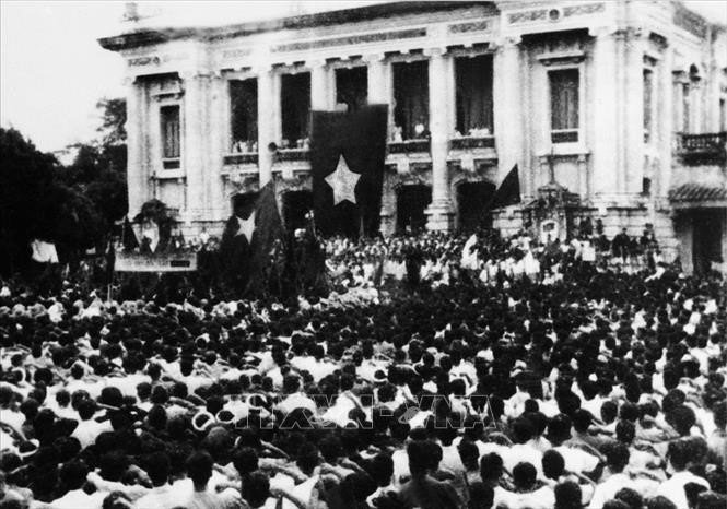 Ngày 19/8/1945, cả Thủ đô ngập tràn cờ đỏ sao vàng. Hàng chục vạn người dân ở Hà Nội và các tỉnh lân cận theo các ngả đường kéo về quảng trường Nhà hát lớn Hà Nội dự cuộc mít tinh lớn chưa từng có của quần chúng cách mạng, hưởng ứng cuộc Tổng khởi nghĩa giành chính quyền. Ảnh tư liệu: TTXVN