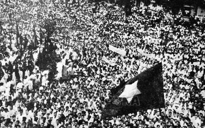 Tại Sài Gòn, ngày 25/8/1945, hơn một triệu quần chúng nội thành và ven đô cùng một số tỉnh lân cận tiến hành mít tinh, tuần hành vũ trang khổng lồ, lật đổ chính quyền phát xít Nhật. Ảnh tư liệu: TTXVN phát