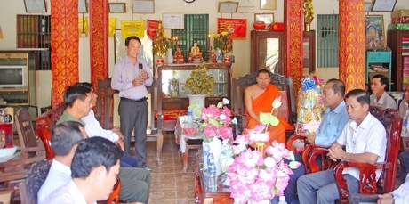 Chủ tịch UBND tỉnh- Lữ Quang Ngời thăm và tặng quà chùa Phù Ly 1 (xã Đông Bình- TX Bình Minh).