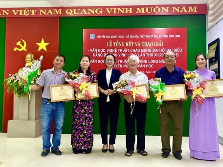 Bà Nguyễn Thị Quyên Thanh- Phó Chủ tịch UBND tỉnh trao giải nhất cho các tác giả 5 chuyên ngành.