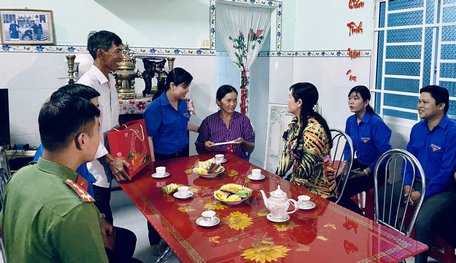 Đoàn đến thăm gia đình Trung úy Nguyễn Thanh Hiền.