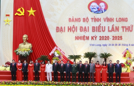 Đoàn đại biểu dự Đại hội Đảng toàn quốc lần thứ XIII ra mắt Đại hội.