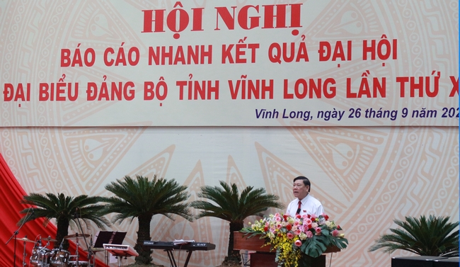 Bí thư Tỉnh ủy- Trần Văn Rón báo cáo kết quả Đại hội đại biểu Đảng bộ tỉnh lần thứ XI.