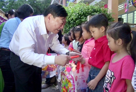 Bí thư Tỉnh ủy- Trần Văn Rón tặng quà trung thu cho các cháu thiếu nhi xã Vĩnh Xuân.