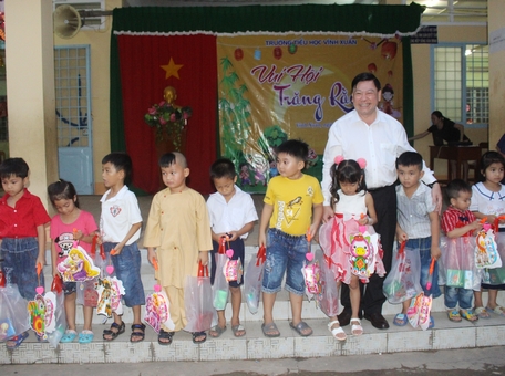 Bí thư Tỉnh ủy- Trần Văn Rón tặng quà trung thu cho các cháu thiếu nhi xã Vĩnh Xuân.