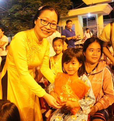 Phó Chủ tịch UBND tỉnh- Nguyễn Thị Quyên Thanh trao quà cho các cháu thiếu thi