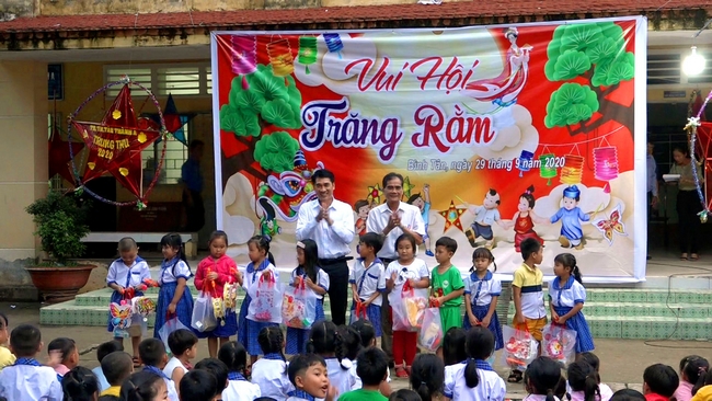 Phó Chủ tịch Thường trực UBND tỉnh- Lê Quang Trung và ông Nguyễn Văn Tập- Chủ tịch UBND huyện Bình Tân trao quà trung thu cho các em học sinh.
