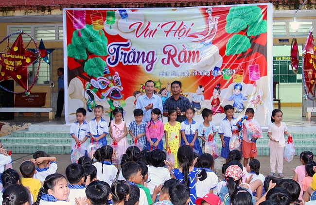 Ông Lê Minh Đức- Bí thư Huyện ủy Bình Tân và ông Võ Văn Tám- Phó Giám đốc Sở Lao động- Thương binh và Xã hội trao quà trung thu cho các em học sinh.