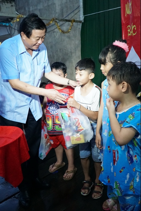 Ông Bùi Văn Nghiêm- Phó Bí thư Thường trực Tỉnh ủy, Chủ tịch HĐND tỉnh trao quà cho các cháu thiếu nhi.
