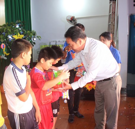 Chủ tịch UBND tỉnh- Lữ Quang Ngời trao quà trung thu cho thiếu nhi tại Phường 9