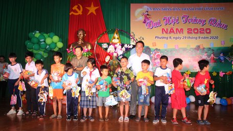 Chủ tịch UBND tỉnh- Lữ Quang Ngời cùng Bí thư Thành ủy Vĩnh Long Hồ Văn Huân trao quà trung thu cho các bé.