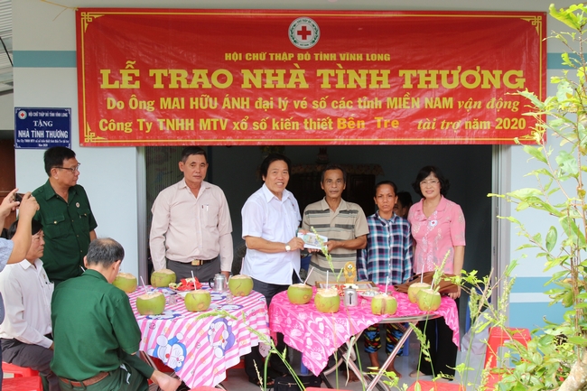 Ông Mai Hữu Ánh cùng đại diện Hội Chữ thập đỏ tỉnh và chính quyền địa phương trao số tiền 25 triệu còn lại cho gia đình ông Đặng Văn Thành.