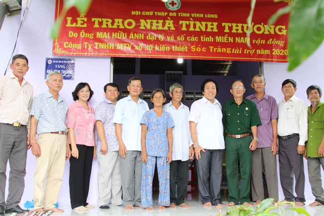 Ông Mai Hữu Ánh cùng đại diện Hội Chữ thập đỏ tỉnh, chính quyền xã Hòa Hiệp và nhà hảo tâm chụp hình lưu niệm cùng hộ ông Nguyễn Văn Liền trong lễ trao nhà tình thương.
