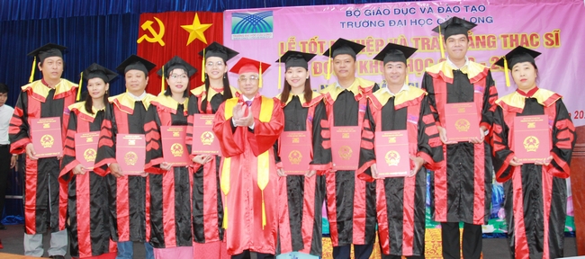 PGS.TS Lương Minh Cừ- Hiệu trưởng Trường ĐH Cửu Long trao bằng tốt nghiệp cho học viên.