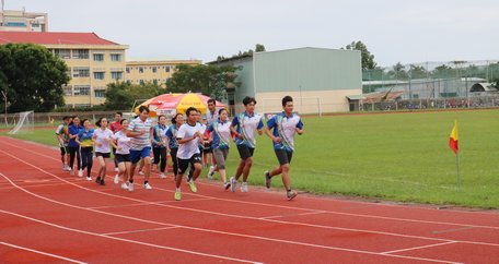 Các VĐV tham gia phần thi chạy điền kinh.