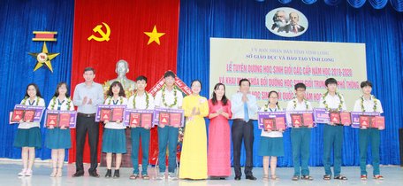 Học sinh giỏi quốc gia được tuyên dương nhận giấy khen, quà và tiền thưởng 5 triệu đồng/em. Số tiền này do Đài Phát thanh- Truyền hình Vĩnh Long tài trợ.