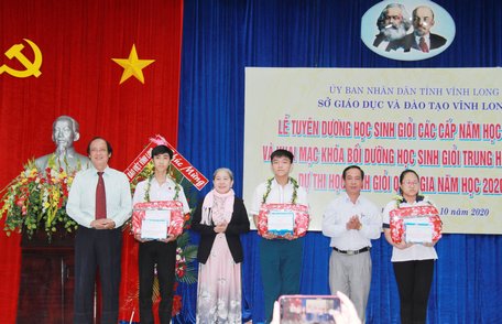  Khen thưởng các học sinh đạt giải Hội thi An toàn giao thông và Cuộc thi Học tập làm theo tư tưởng, đạo đức phong cách Hồ Chí Minh.