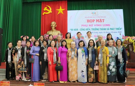 Cán bộ nữ Vĩnh Long qua các thời kỳ họp mặt nhân lễ kỷ niệm 90 năm Ngày thành lập Hội LHPN Việt Nam.