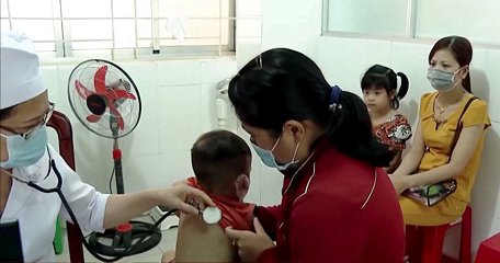 Trẻ em khám bệnh tại Trung tâm Y tế TP Vĩnh Long.
