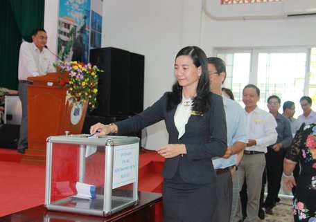 Ban Giám đốc phân hiệu của Trường ĐH Kinh tế TP Hồ Chí Minh tại Vĩnh Long quyên góp.