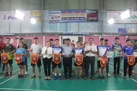 Ban tổ chức trao cờ lưu niệm cho các đội tham gia.