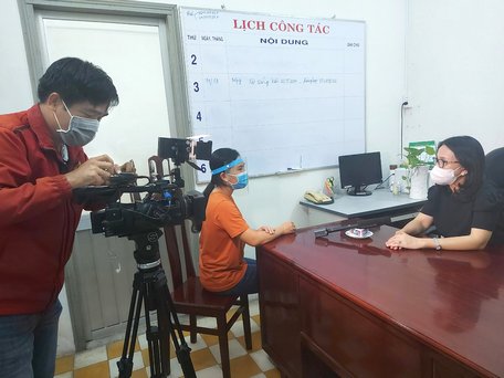Phóng viên THVL phỏng vấn TS.bác sĩ Hồ Thị Thu Hằng- Phó Giám đốc Sở Y tế tỉnh Vĩnh Long về công tác phòng chống dịch COVID-19 hồi tháng 4/2020.
