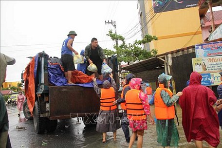 Nỗ lực đưa hàng cứu trợ đến với người dân vùng lũ huyện Quảng Ninh, tỉnh Quảng Bình. Ảnh: Văn Tý/TTXVN