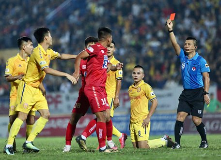 Trọng tài Hoàng Ngọc Hà rút thẻ đỏ đối với hành vi phi thể thao của cầu thủ Nguyễn Văn Hạnh (Hải Phòng) - Ảnh: HỮU TẤN