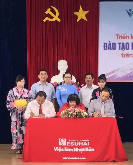 Phó Chủ tịch UBND tỉnh Vĩnh Long Nguyễn Thị Quyên Thanh (đứng giữa) chứng kiến lễ ký kết giữa Sở Lao động- Thương binh và Xã hội với Công ty ESUHAI và Trường CĐ Vĩnh Long.