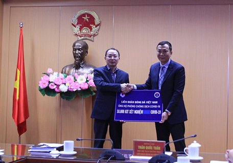 Bộ Y tế tiếp nhận tài trợ từ Liên đoàn Bóng đá Việt Nam cho phòng chống COVID-19. Ảnh: VGP/Hiền Minh