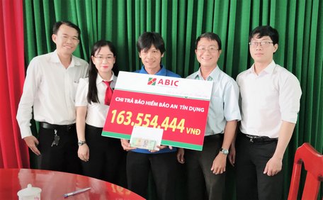Đại diện Agribank Khu công nghiệp Hòa Phú, UBND xã Hòa Phú và ABIC Cần Thơ- Phòng Kinh doanh khu vực Vĩnh Long trao biểu trưng cho gia đình khách hàng.
