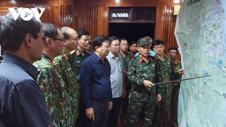 Phó Thủ tướng Trịnh Đình Dũng nghe cơ quan chức năng trình bày phương án tìm kiếm nạn nhân mất tích