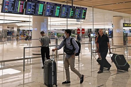 Hành khách tại sân bay quốc tế Changi ở Singapore ngày 16/3/2020. (Nguồn: AFP/TTXVN)