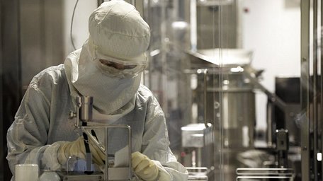 Kỹ thuật viên làm việc tại nhà máy của hãng dược phẩm Mỹ Eli Lilly ở Fegersheim, miền đông nước Pháp. (Ảnh: AFP/TTXVN)