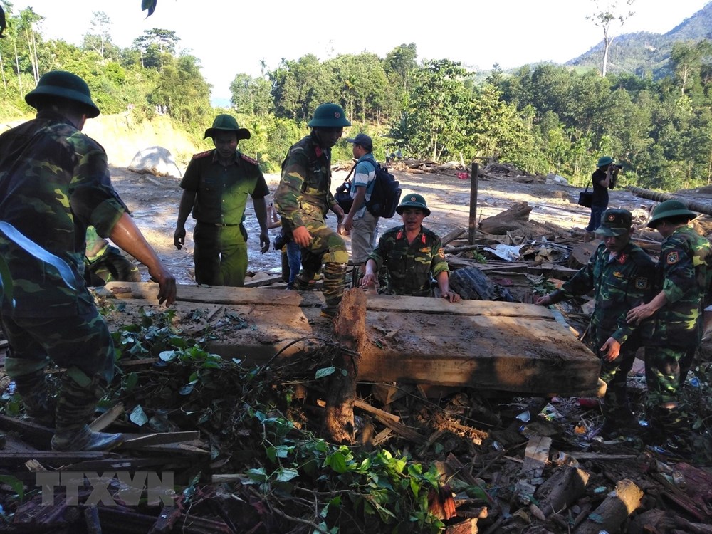  Lực lượng cứu hộ tìn kiếm tại chỗ khu vực sạt lở ở thôn 1, xã Trà Leng. (Ảnh: TTXVN phát)