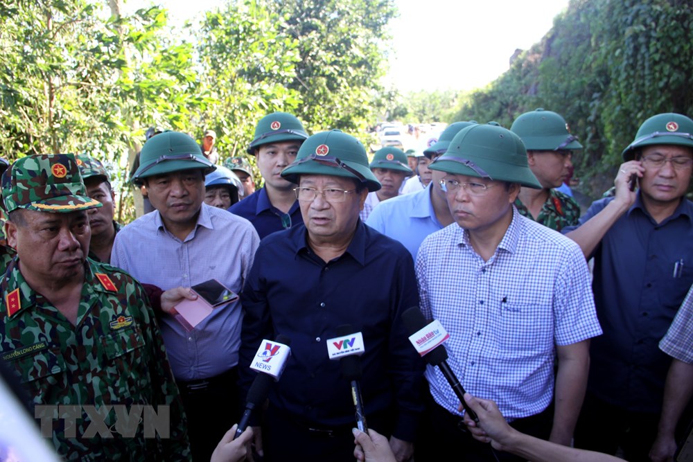  Phó Thủ tướng Trịnh Đình Dũng kiểm tra và chỉ đạo công tác cứu hộ, cứu nạn 2 vụ sạt lở ở Quảng Nam. (Ảnh: TTXVN phát)