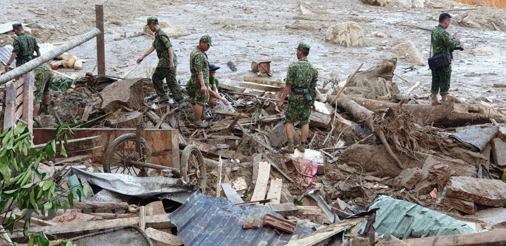  Lực lượng cứu hộ tìn kiếm tại chỗ khu vực sạt lở ở thôn 1, xã Trà Leng. (Ảnh: TTXVN phát)