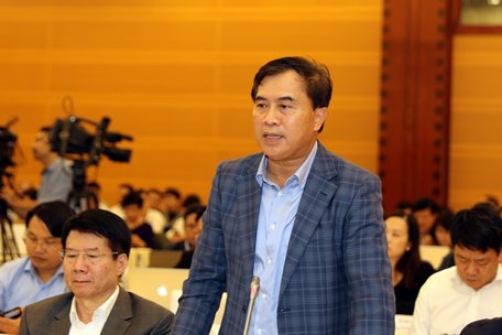  Thứ trưởng Bộ Xây dựng Lê Quang Hùng trả lời câu hỏi của phóng viên.