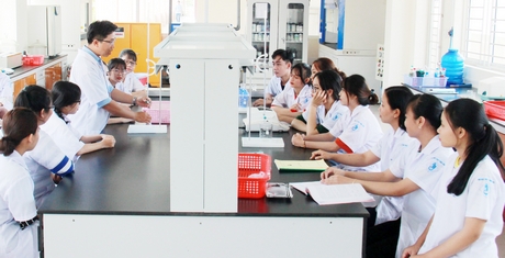 Sinh viên Trường ĐH Sư phạm kỹ thuật Vĩnh Long trong giờ thực hành (ảnh minh họa)