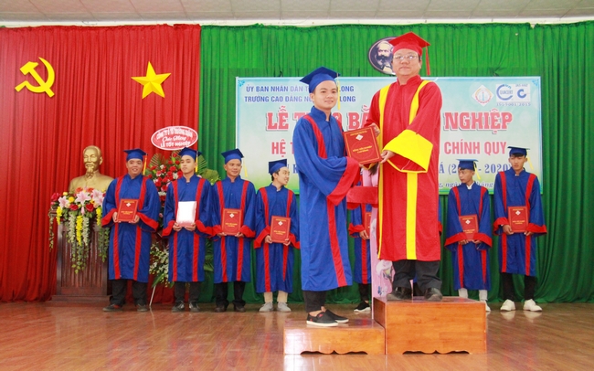 Ông Trần Anh Tuấn- Hiệu trưởng Trường CĐ Nghề Vĩnh Long trao bằng tốt nghiệp cho học sinh, sinh viên.