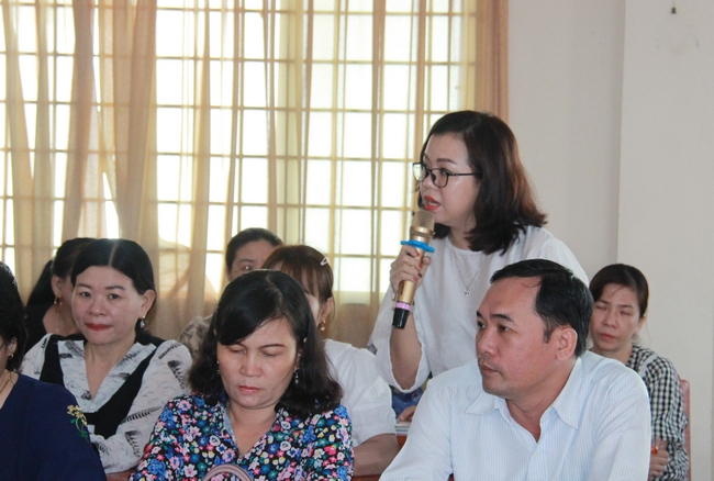 Các đại biểu đóng góp ý kiến tại hội thảo.