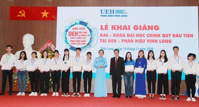 Bà Nguyễn Thị Quyên Thanh- Tỉnh ủy viên, Phó chủ tịch UBND tỉnh trao học bổng cho tân sinh viên.