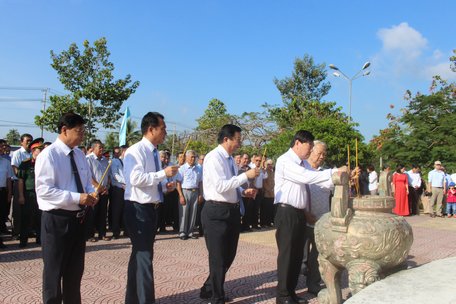 Bí thư Tỉnh ủy- Trần Văn Rón cùng các vị lãnh đạo tỉnh thắp hương tưởng nhớ Thủ tướng Võ Văn Kiệt- người con ưu tú của quê hương Vĩnh Long.
