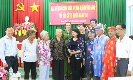 Phó Chủ tịch nước Đặng Thị Ngọc Thịnh tiếp xúc cử tri tại xã Nhơn Phú (Mang Thít).