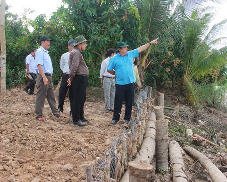 Ông Nguyễn Văn Liệt dẫn đầu đoàn công tác đã đến khảo sát điểm sạt lở cồn Thanh Long.