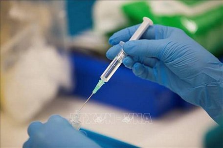 Nhân viên y tế chuẩn bị tiêm vaccine phòng COVID-19 của Pfizer-BioNTech cho người dân tại Bristton, Anh, ngày 8/12/2020. Ảnh: AFP/TTXVN