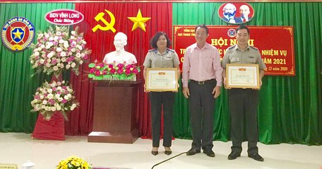 Chủ tịch UBND tỉnh- Lữ Quang Ngời tặng bằng khen cho các cá nhân hoàn thành tốt công tác thi hành án dân sự. 