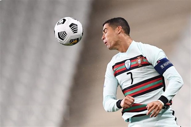 Tiền đạo Cristiano Ronaldo chơi bóng trong trận Bồ Đào Nha gặp Pháp trong khuôn khổ giải Nation League ở Saint-Denis, ngoại ô Paris ngày 11/10/2020. (Nguồn: AFP/TTXVN)