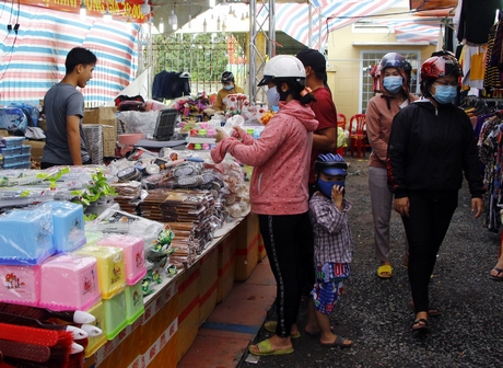 Các phiên chợ hàng Việt Nam về nông thôn thu hút nhiều đơn vị tham gia.