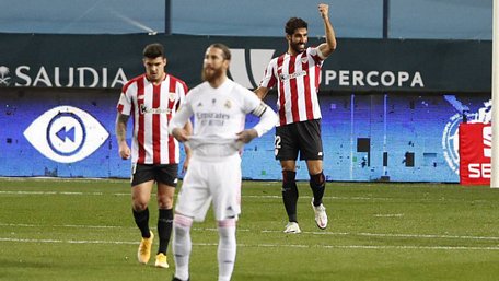 Niềm vui của Raul Garcia (phải) - người lập cú đúp giúp Bilbao đánh bại Real Madrid - Ảnh: MARCA